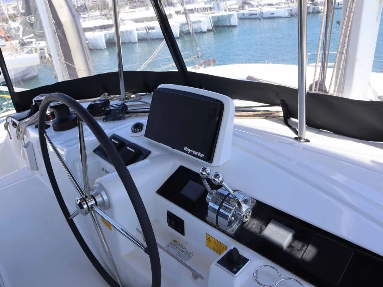 Louer Catamaran avec ou sans skipper Lagoon à Álimos
