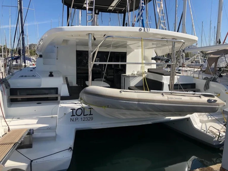 Catamaran à louer à Álimos au meilleur prix