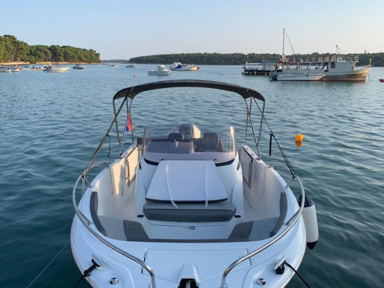 Bateau à moteur à louer à Pula au meilleur prix