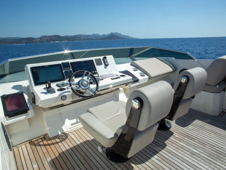 Louer Bateau à moteur avec ou sans skipper Prestige à Cannes