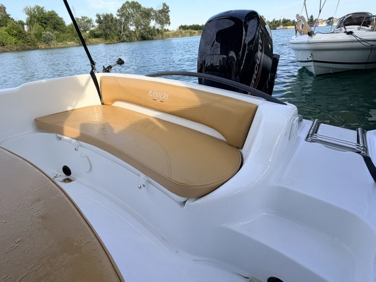 Location bateau Bevazzana pas cher Shark 19