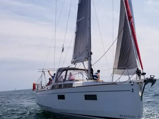 Location bateau Bénéteau Oceanis 38.1 à Les Sables-d'Olonne sur Samboat
