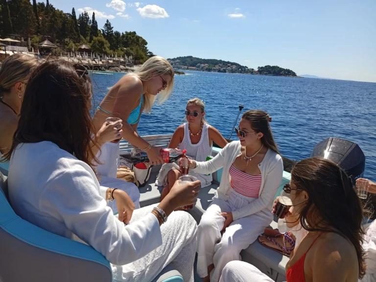 Bateau à moteur à louer à Split au meilleur prix