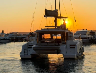 Catamarano a noleggio a Rada di Napoli al miglior prezzo