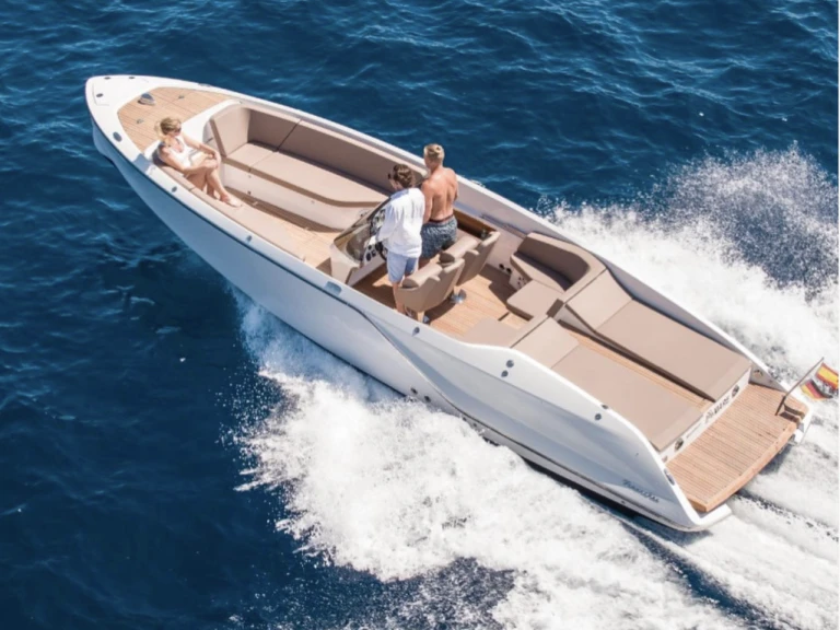 Frauscher 858 fantom Air a louer à Port Adriano