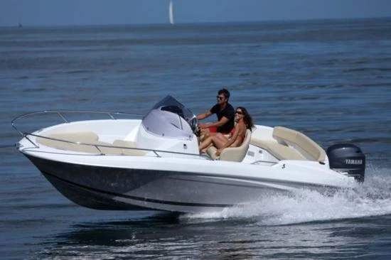 Louez un Jeanneau CAP CAMARAT 6,5 CC Style à Port de Hyères (St Pierre)
