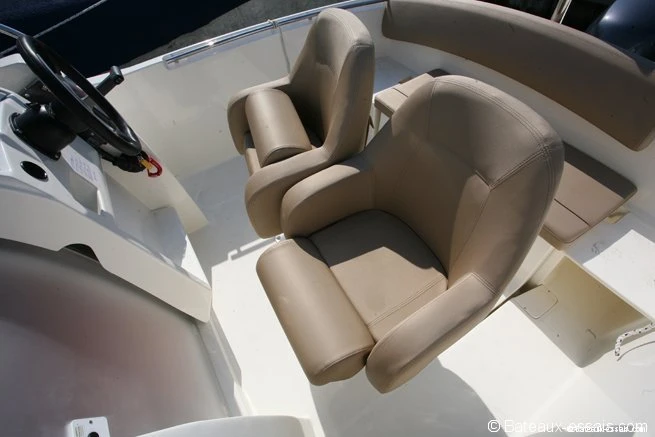 Location bateau Jeanneau CAP CAMARAT 6,5 CC Style à Port de Hyères (St Pierre) sur Samboat