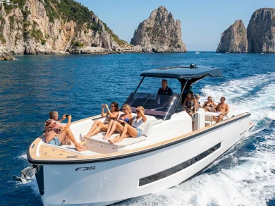 Motorboat hire in Sorrento - Gozzo Libeccio 32WA