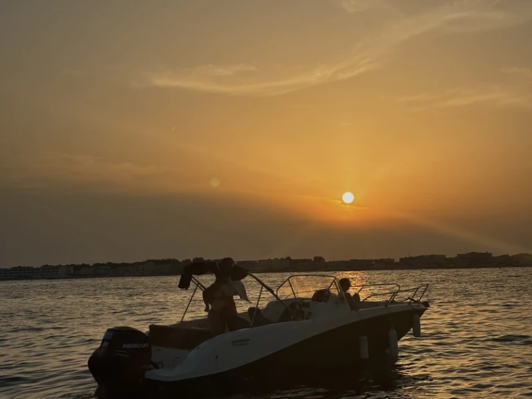 Quicksilver Activ 675 Sundeck a louer à Carnon-Plage