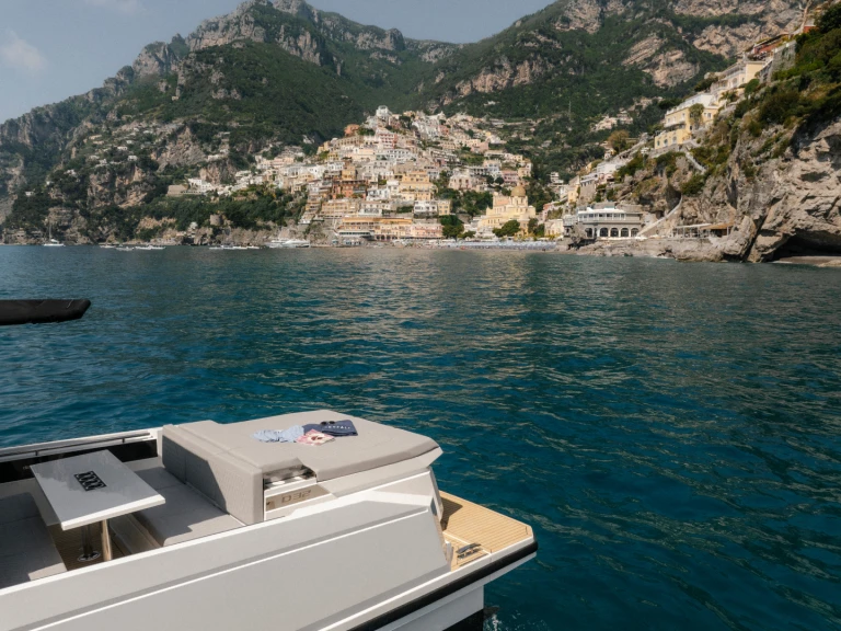Bateau à moteur à louer à Naples au meilleur prix