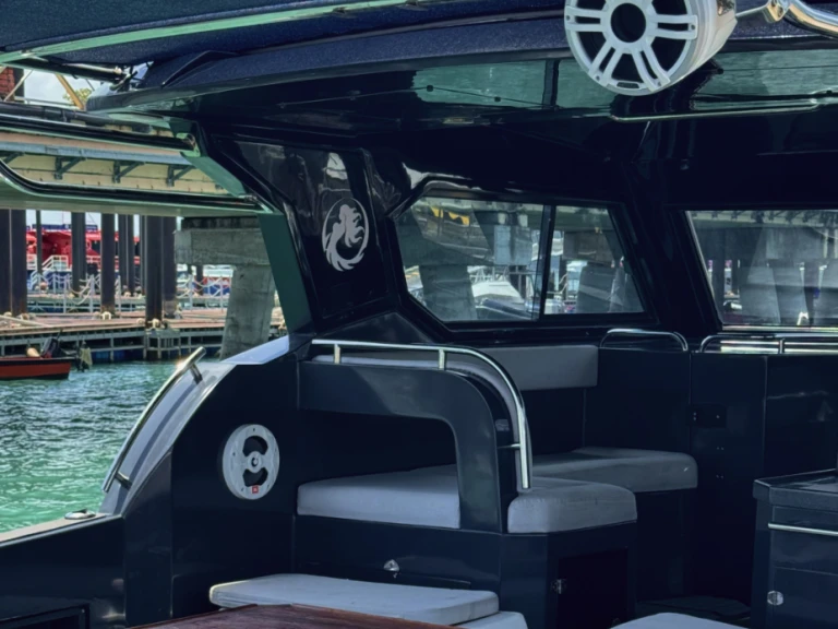 Bateau à moteur à louer à Ao Chalong au meilleur prix