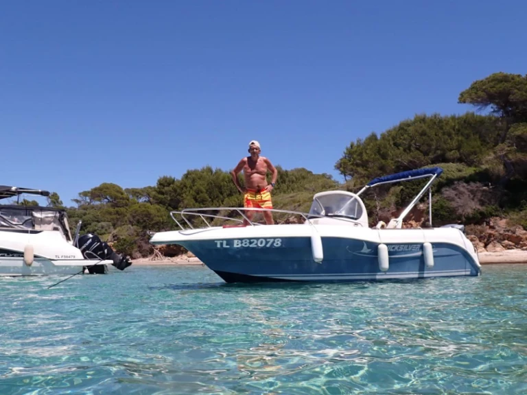 Louer Bateau à moteur avec ou sans skipper Quicksilver à Les Salins d'Hyères