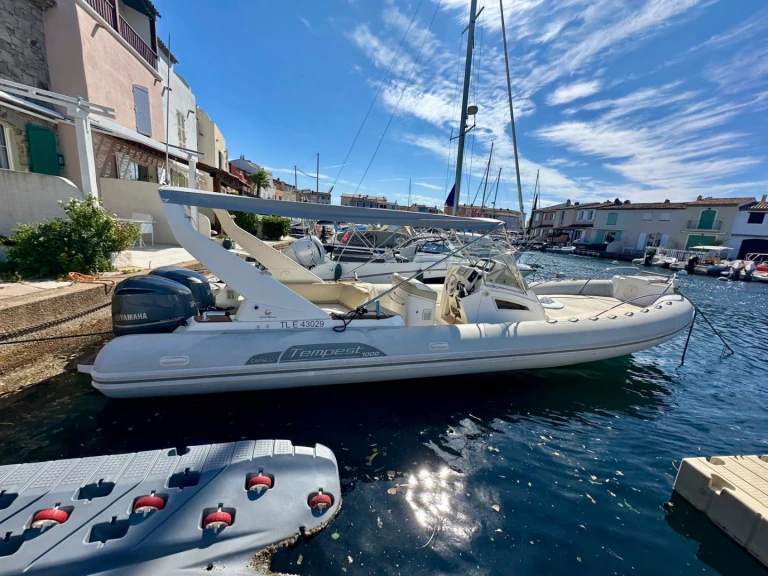 Louer Semi-rigide avec ou sans skipper Capelli à Port Cogolin