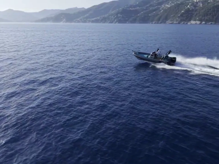 Louer Semi-rigide avec ou sans skipper bluerib à Chiavari