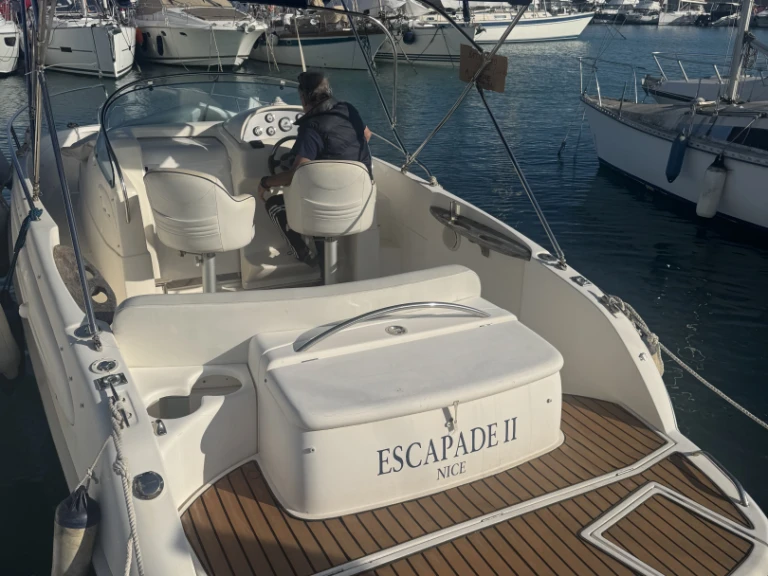 Bateau à moteur à louer à Saint-Laurent-du-Var au meilleur prix