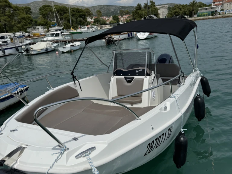 Bateau à moteur à louer à Trogir au meilleur prix