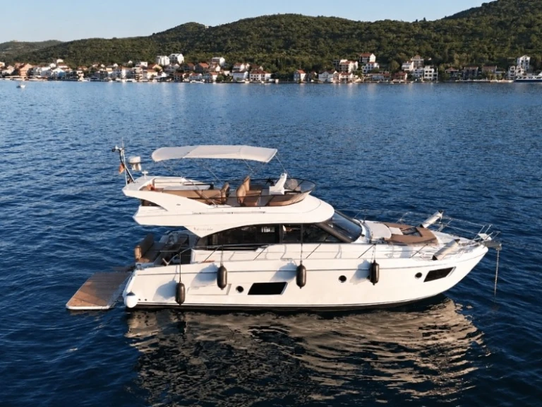 Louer Bateau à moteur avec ou sans skipper Bavaria à Tivat