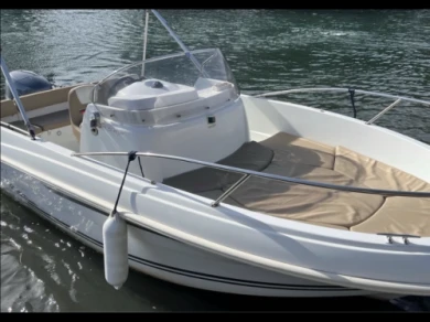Ein Jeanneau Cap Camarat 5.5 CC Style mieten in Fréjus