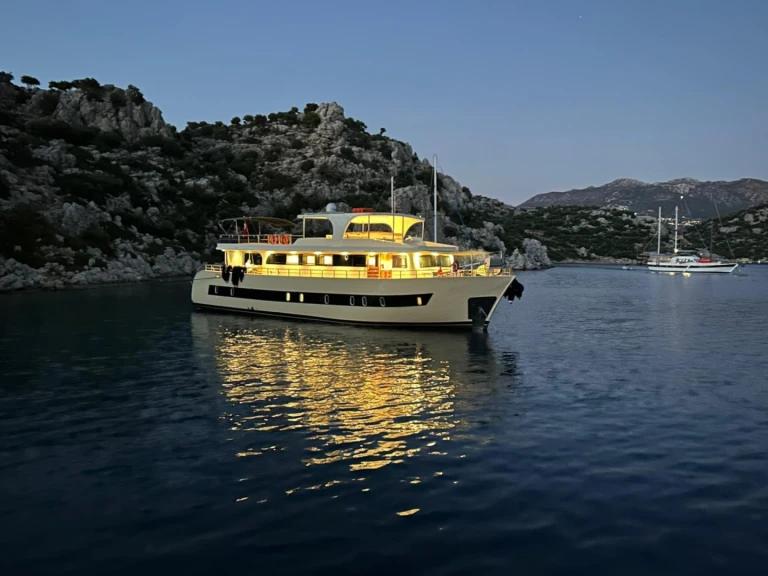 Location Yacht Custom Made avec permis