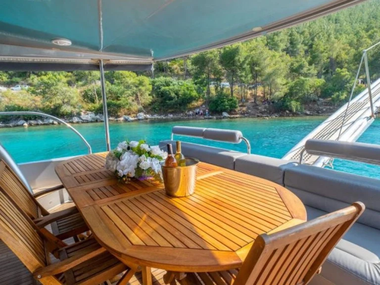 Location Yacht Custom Made avec permis