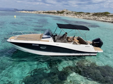 Hire Motorboat Quicksilver with a boat licence
