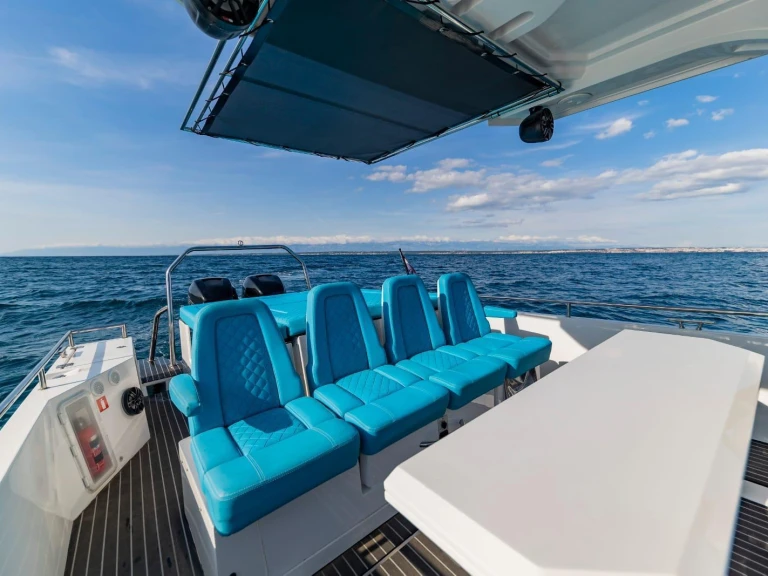 Bateau à moteur à louer à Hvar au meilleur prix