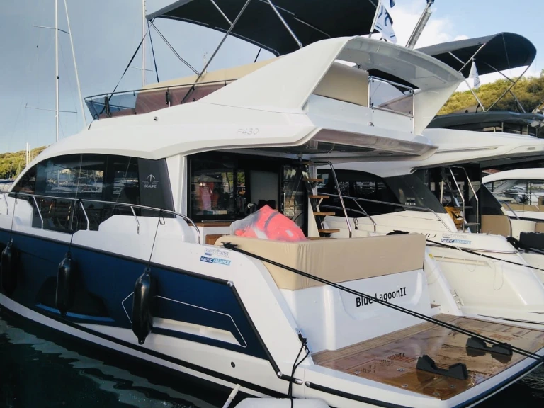 Louer Yacht avec ou sans skipper Sealine à Pula
