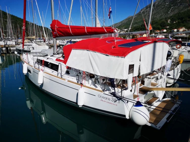 Louez un Bénéteau Oceanis 38.1 à Komolac