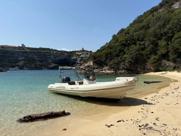 Location bateau Bonifacio pas cher Tempest 770