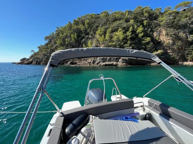Louer Bateau à moteur avec ou sans skipper Jeanneau à Port Cogolin