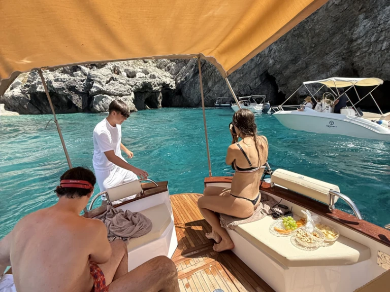 Location bateau Capri pas cher 8,50 GOZZO