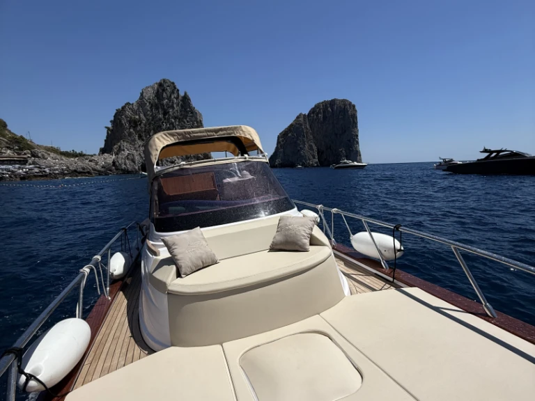 Louer Bateau à moteur avec ou sans skipper Mimi à Capri