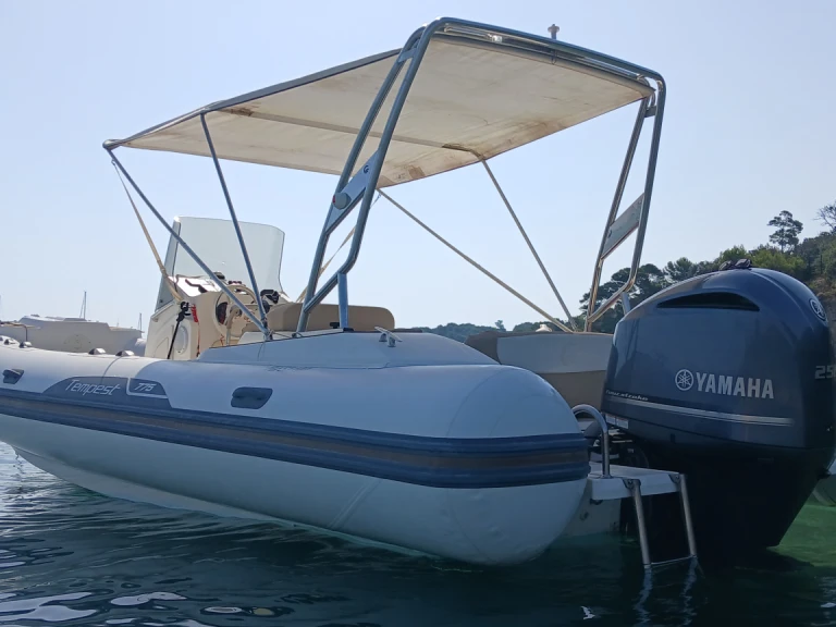 Location bateau Hyères pas cher Capelli 770 Luxe