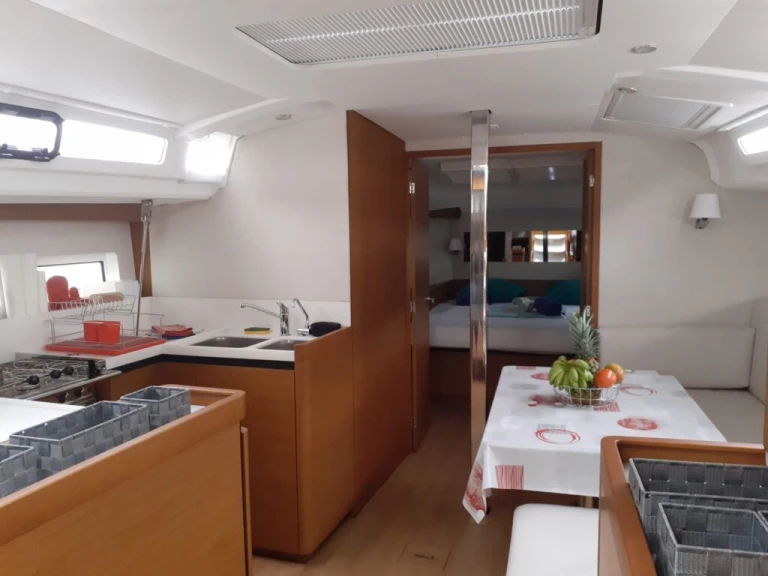 Louez un Jeanneau Sun Odyssey 440 à Le Marin