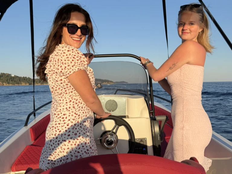 Bateau à moteur à louer à Kolios au meilleur prix