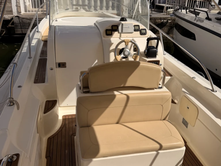Semi-rigide à louer à Empuriabrava au meilleur prix