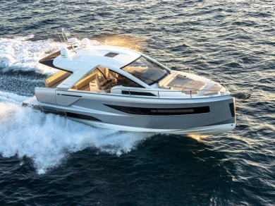 Jeanneau DB 37 in Port Cogolin on SamBoat