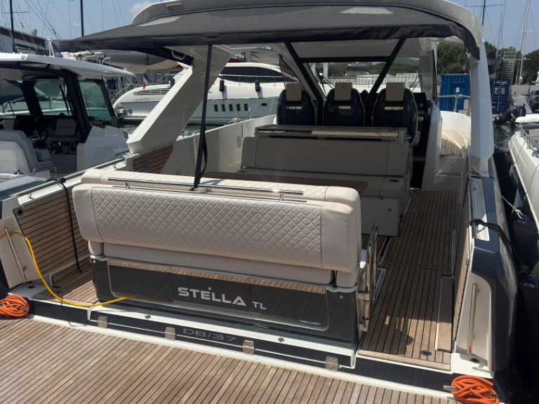 Location Bateau à moteur à Port Cogolin - Jeanneau DB 37