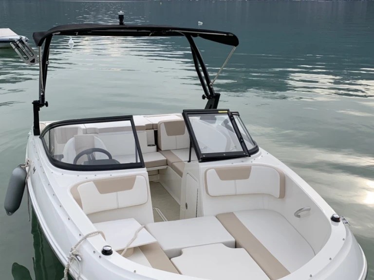 Bayliner VR4 a louer à Annecy