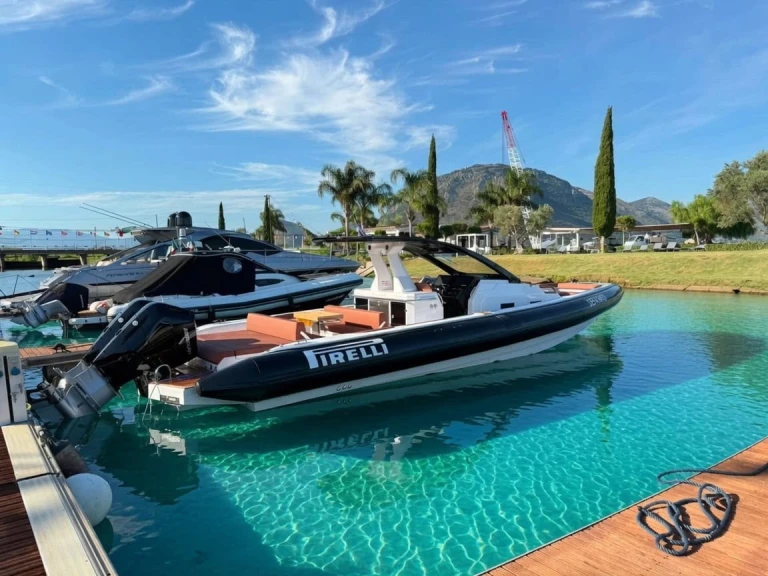 Bateau à moteur à louer à Cannigione au meilleur prix