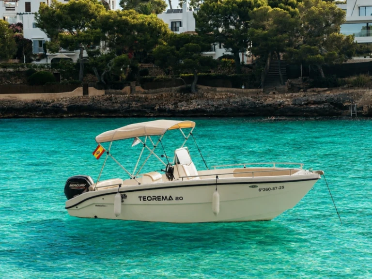 Bateau à moteur à louer à Cala d'Or au meilleur prix