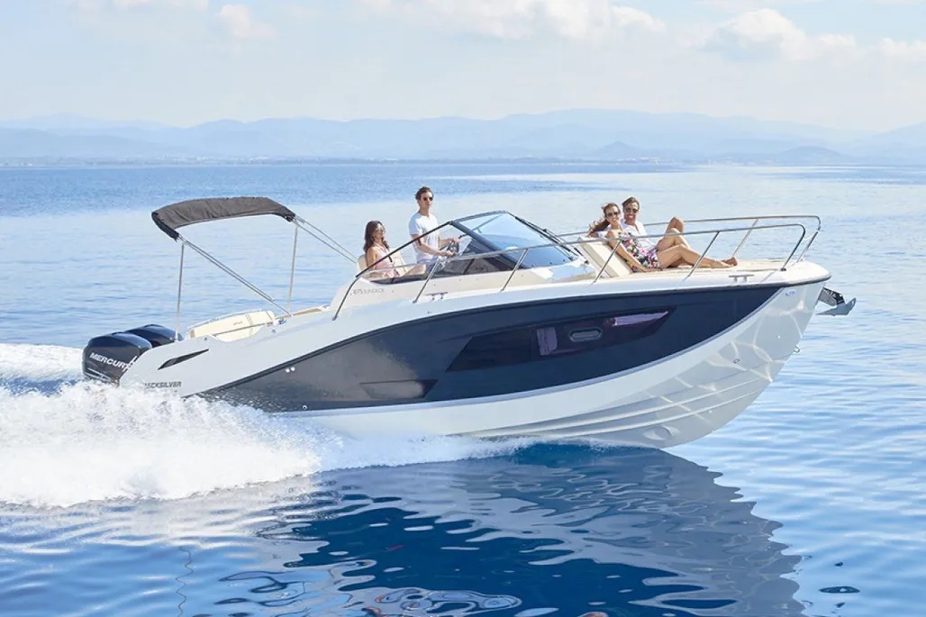 Louez un Quicksilver Activ 875 Sundeck à Marseille
