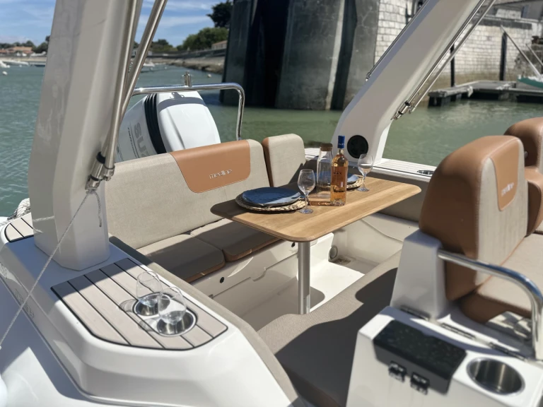 Location à La Flotte - Zodiac Medline 7.5 sur SamBoat