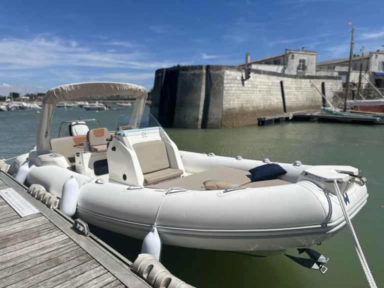 Location bateau Zodiac Medline 7.5 à La Flotte sur Samboat