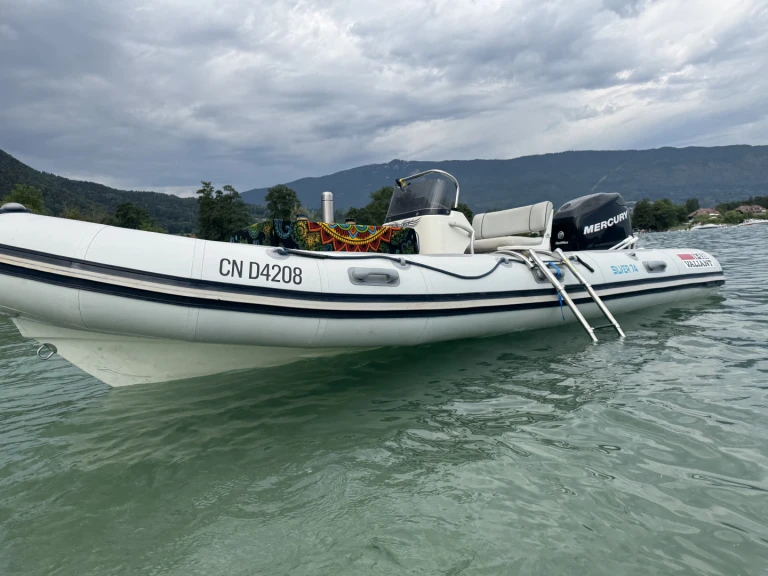 Louer Semi-rigide avec ou sans skipper Valiant à Doussard