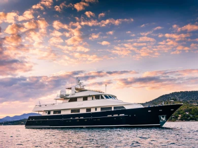 Heesen MAGIX mieten Le Pirée