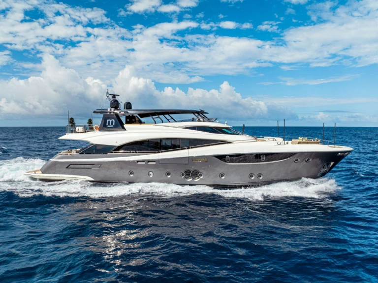 MonteCarloYachts CIELO NERO a louer à Bahamas