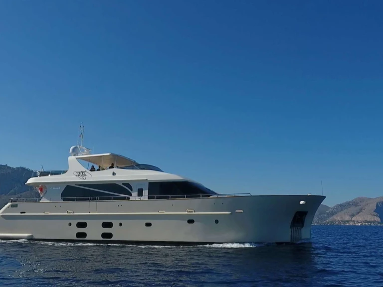 Location Yacht Custom avec permis