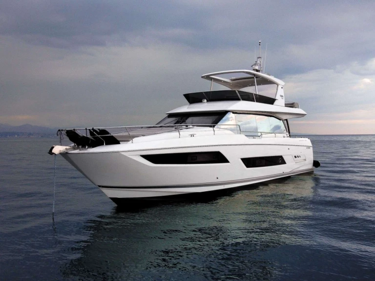 Location à Provence-Alpes-Côte d'Azur - Prestige Yachts Romy One sur SamBoat