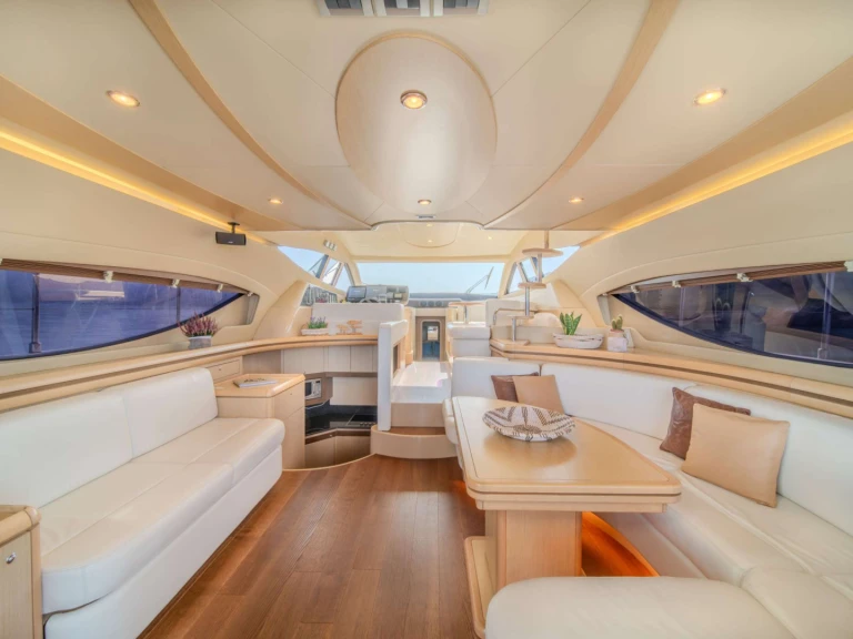 Ferretti CARTE BLANCHE a louer à Athènes